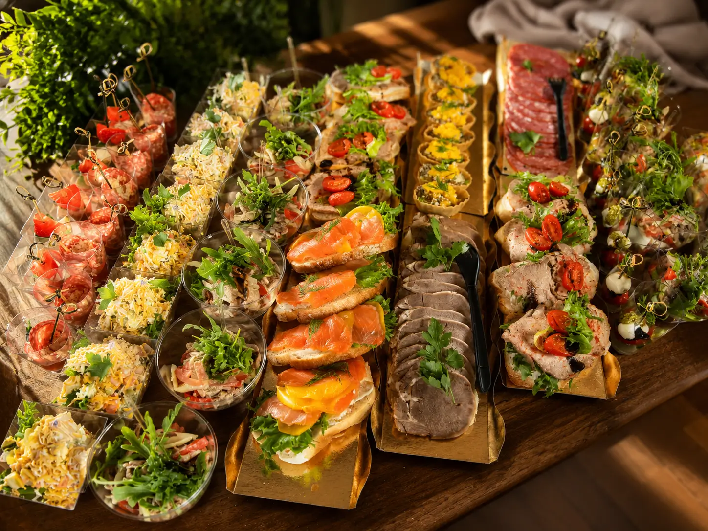 Мясной и рыбный платтер с ассорти закусок на деревянной доске